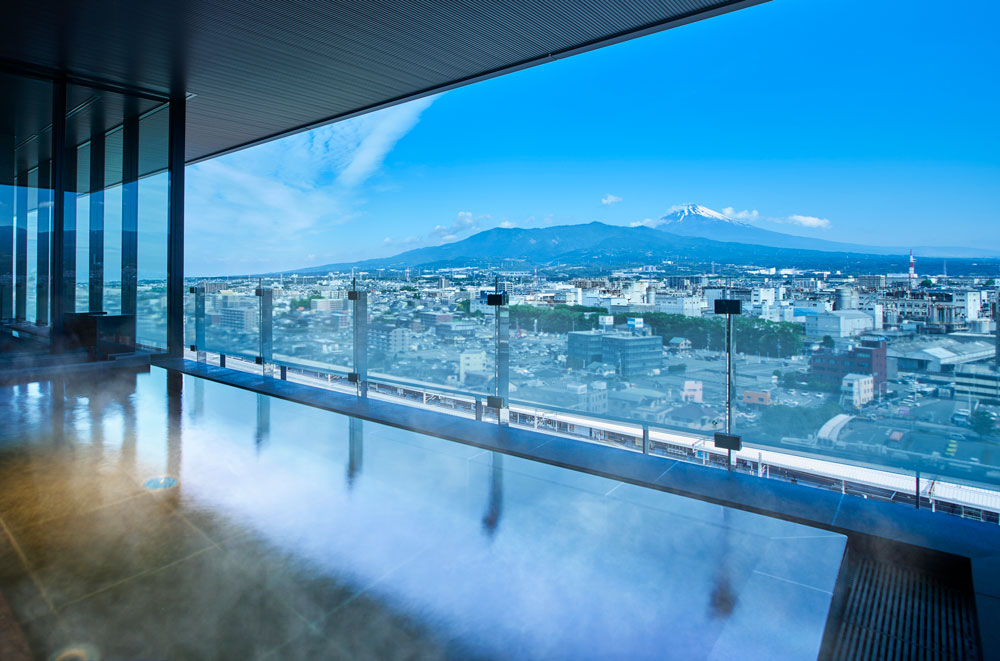 宿泊者専用の「富士の湯」。夕暮れや早朝など、時間によ り表情を変える富士山や周辺の眺めを堪能できる