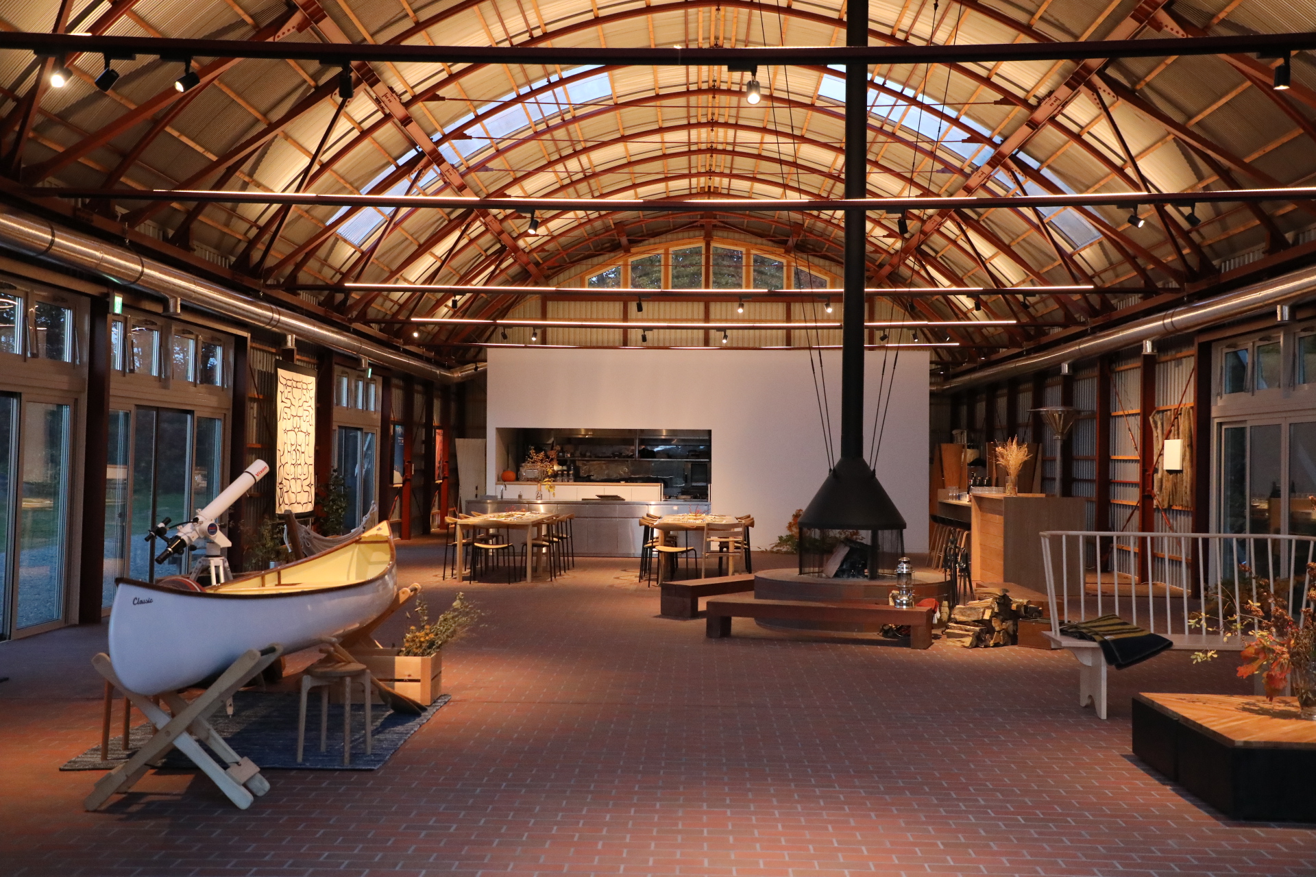 「スタジオ メム」は、建築家の伊東豊雄氏が築40年以上経過した牧草保管用倉庫をリノベーションした