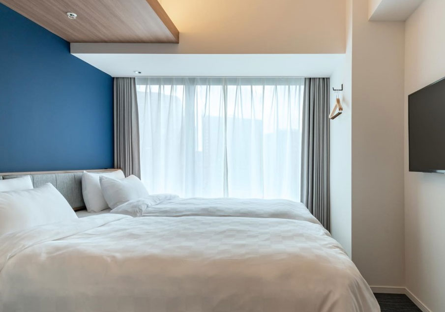 紺と白を基調にコンパクトながらも機能性と利便性を追求した客室　イメージ