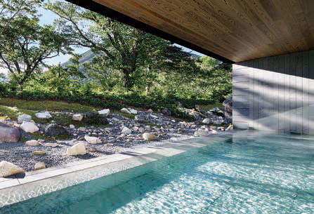 日光湯元温泉の源泉から引いた宿泊者専用の大浴 場。露天から望む男体山は圧巻