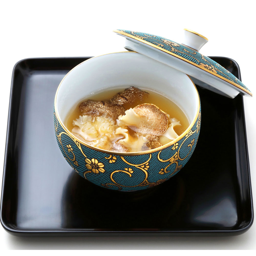 食材ツアーで出会った茨城県産の「花びら茸」をトリュフと併せてスープに