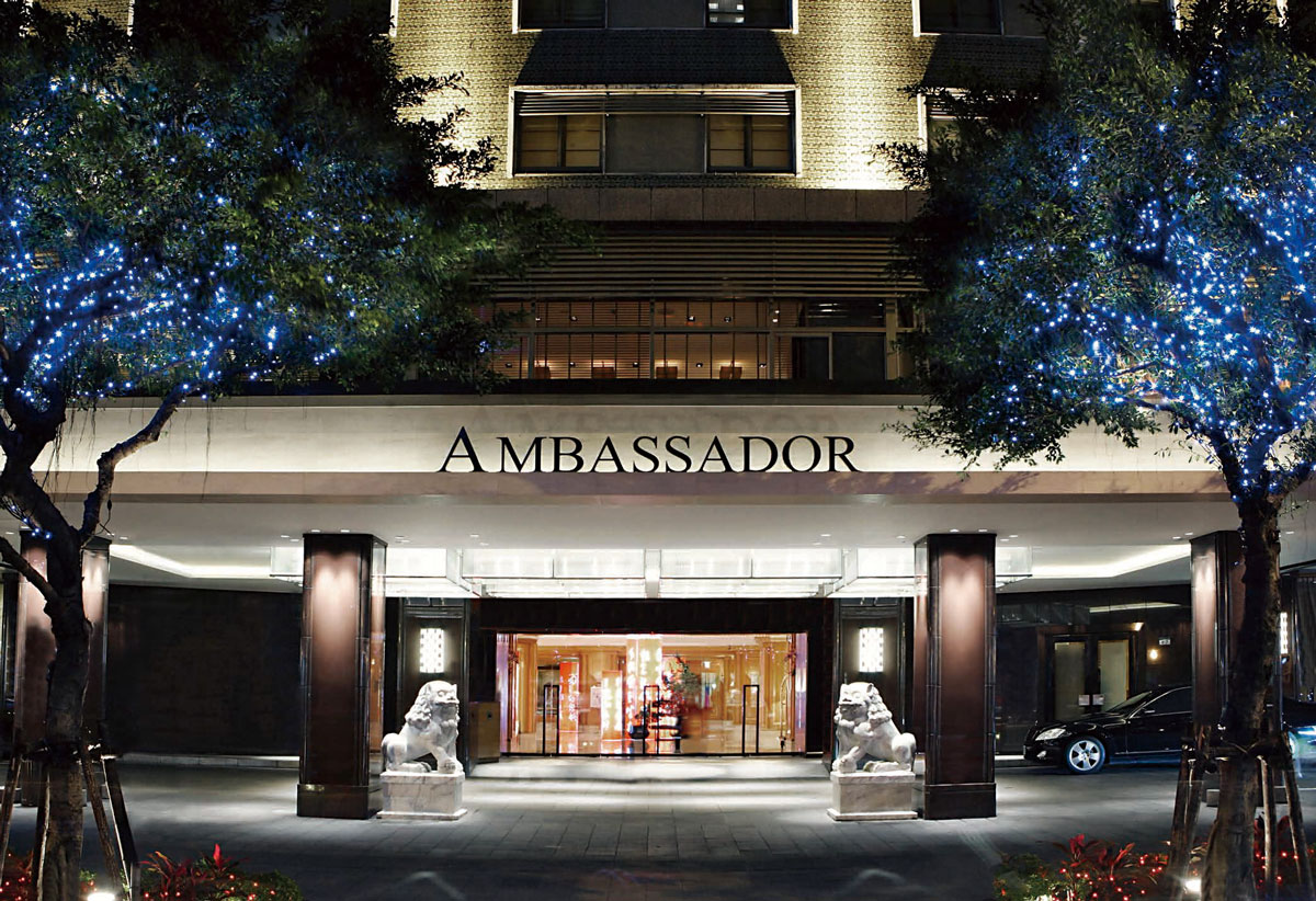 観光やショッピングに便利な台北市の商業中心地に位置する「アンバサダーホテル」。東急ホテルズとの提携もあり例年、日本人の利用は多くを占めていた