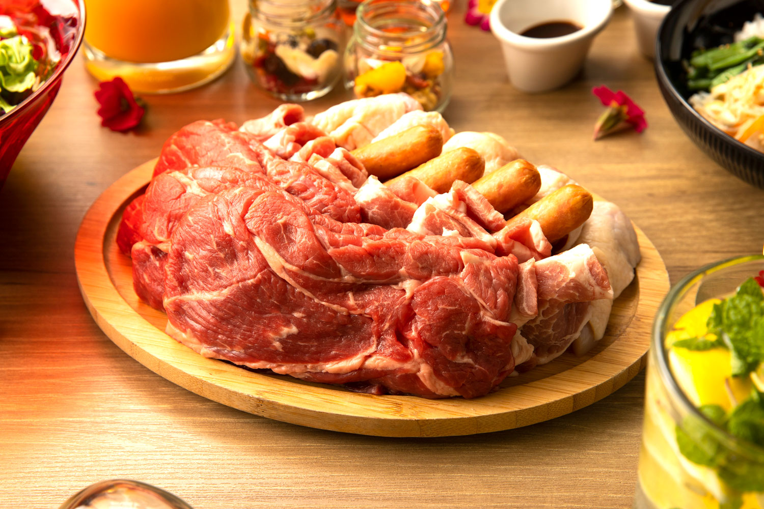 ミートプレートも牛、豚、鶏、ソーセージのセット310gに加え、USビーフのステーキが150gとボリューム満点だ。プレミアBBQプランではステーキが松坂牛に変わり、牛と豚も国産のものが提供される