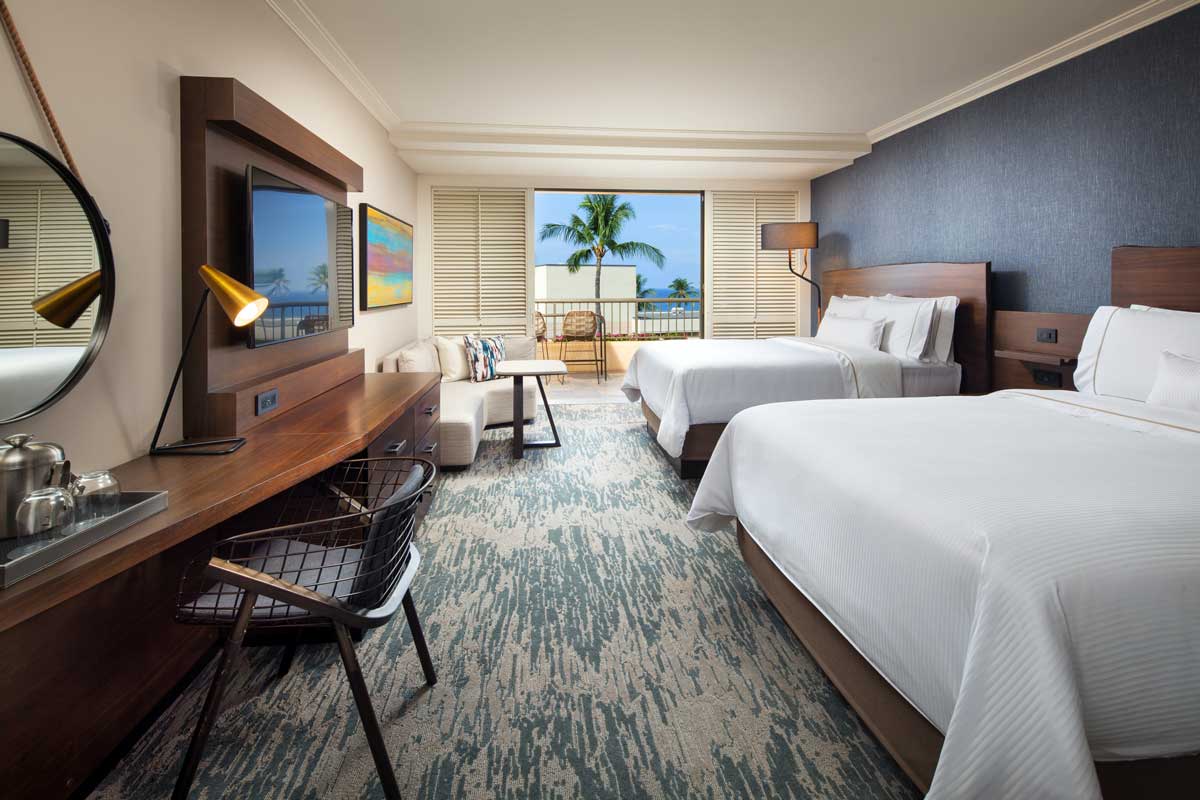 「プリンスワイキキ」は海や砂をイメージしたモダンな客室で、全室オーシャンフロントのつくり