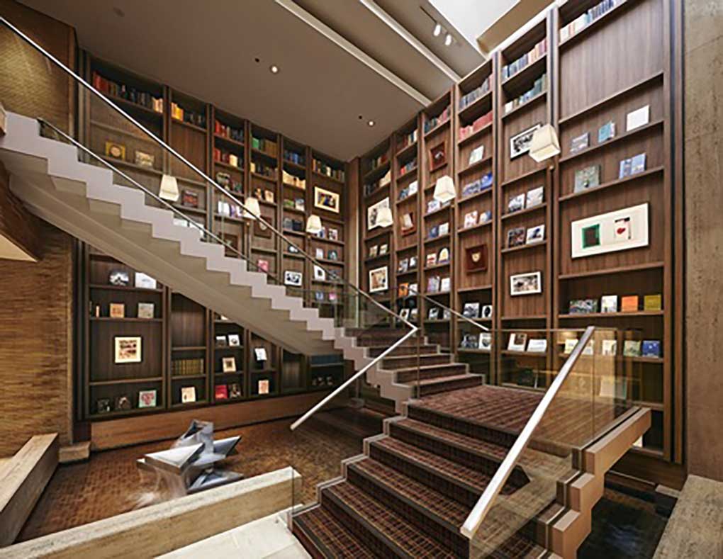 中央大階段、「銀座 蔦屋書店」ディレクションのラインナップで並ぶ
