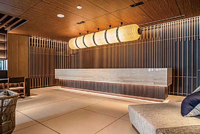 京都南座などの提灯を手掛けた地元の職人による伝統工芸品の京提灯を掲げたレセプションは、和のテイストをスタイリッシュに構成。ペーパーレスのデジタルチェックイン・アウトも選択できる