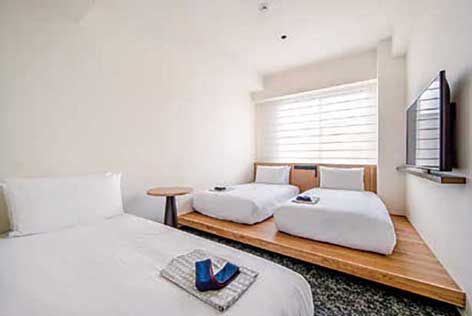 小上がりのベッドが特徴的な「デラックスツインルーム」（66室・20〜23m2）。ソファをベッドとして利用すればトリプル利用が可能