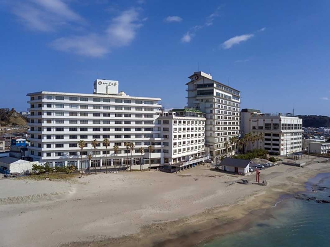 勝浦スパホテル三日月、両ホテルとも大型海浜型スパリゾートホテルとして展開