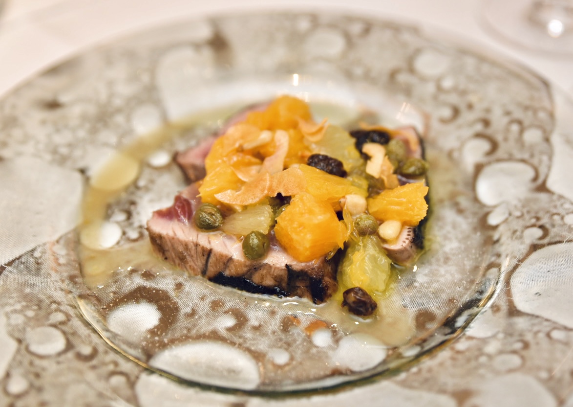 シチリアをイメージしたカツオのたたきは柑橘とケッパー、松の実、レーズンをソースに