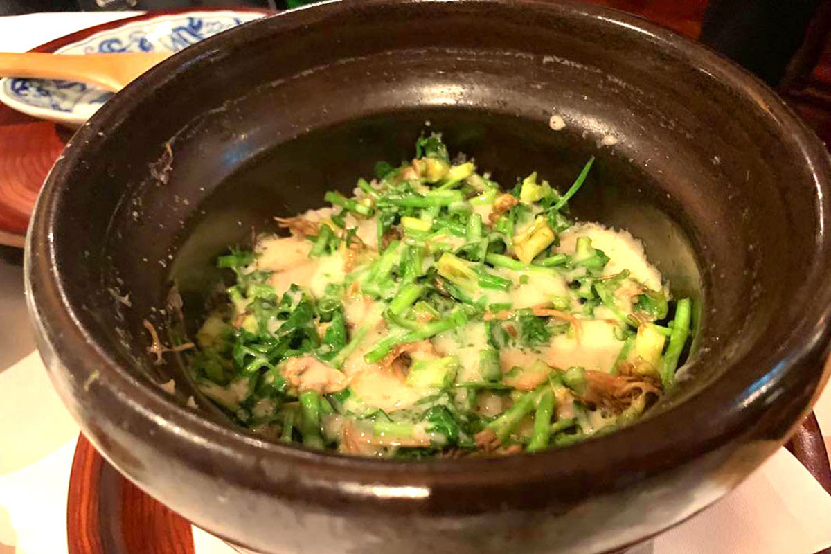 “牛のアキレス腱とせりの土鍋ご飯”。土鍋ご飯には旬の食材が使われ、折々の季節が楽しめるようになっている