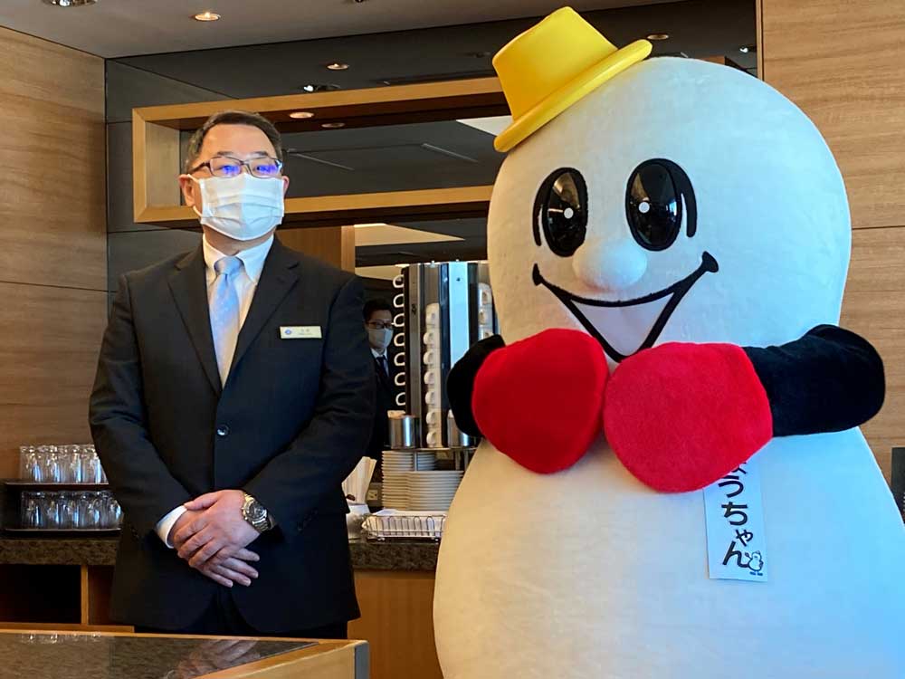 会見にて、ホテルアソシア新横浜の大川雅之総支配人（左）と崎陽軒のキャラクターひょうちゃん