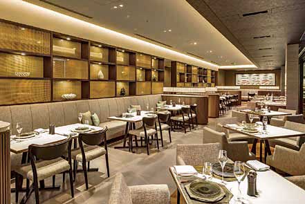 オークラフレンチの系譜を引くレストラン「ヌーヴェル・エポック」の内観。名前の由来は新しい時代（Nouvelle Epoque）の意味で、オークラフレンチに京都の四季や食文化を融合された料理を提供する。58席、個室 1室