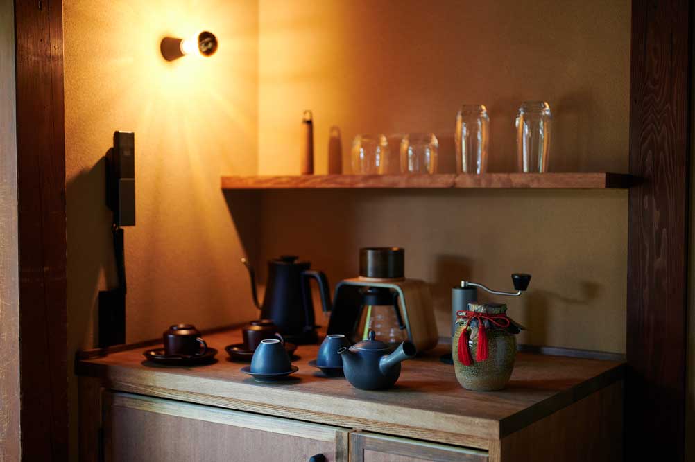 客室にあるコーヒーカップなども漆器