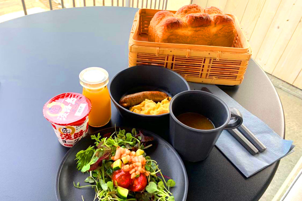 「KAMOME SLOW HOTEL」の朝食バスケットにも入れられている、湯だねパンがおいしい、「ローカル湯だねパン しまのねこ」。「SAKIA　ーサキアー」内の工房でつくられてる焼き立てを毎朝届けている（画像は「KAMOME SLOW HOTEL」朝食）