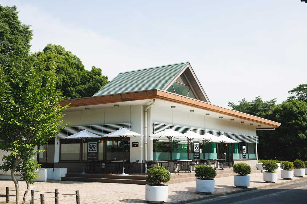 皇居外苑・北の丸公園内に森林公園と共存するカフェ「CAFÉ 33」