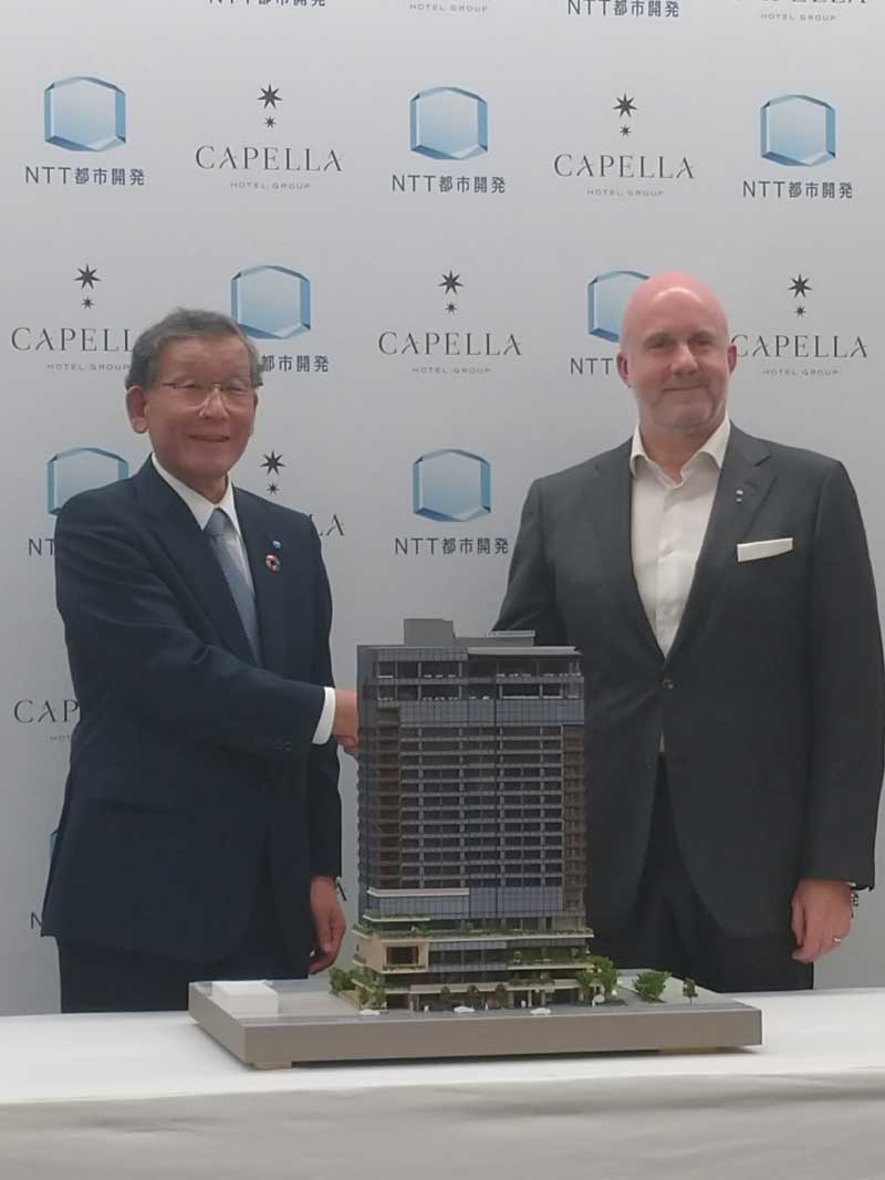 NTT都市開発（株）の辻上広志・代表取締役社長（左）とカペラホテルグループのクリスティアーノ・リナルディ社長（右）。今回の「パティーナ大阪」以外にも、両社でカペラ京都（元新道小学校跡地活用計画）のプロジェクトも進めている。カペラ京都の開業は2025年夏で 92室予定