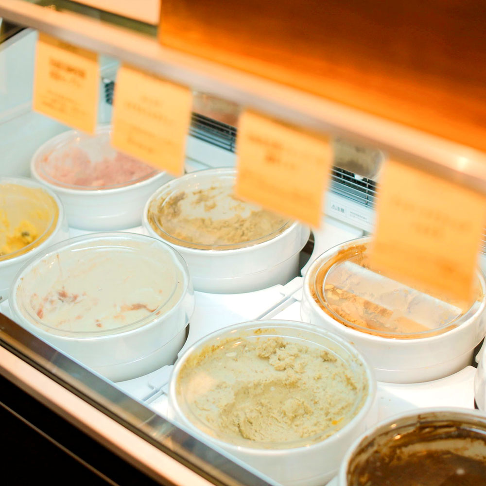 規格外フルーツを積極的に使用したアイスクリーム。ラインナップは入荷状況により変わるが、旬のフルーツの素材そのものの美味しさを活かし、贅沢感と共に味わいを堪能できる仕立てになっている