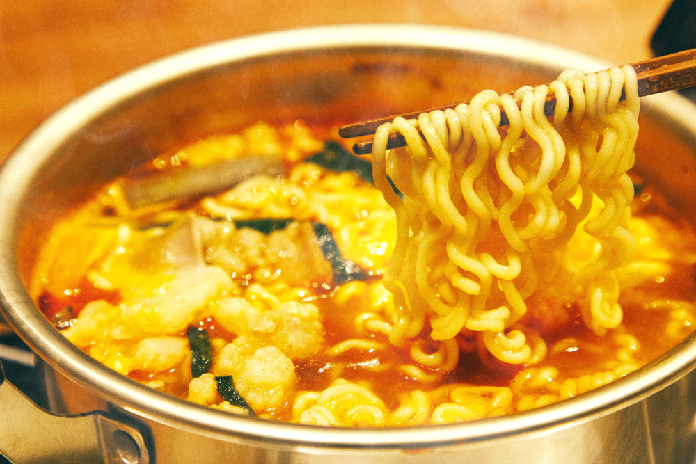 韓国スタイルで提供される“本気のホルモン辛ラーメン”。辛ラーメンといっても、自家製出汁にこだわりの唐辛子を合わせたオリジナル辛ラーメンであり、そこまで辛くない。むしろ、丁寧にとられたホルモンのスープの滋味を感じる一品だ