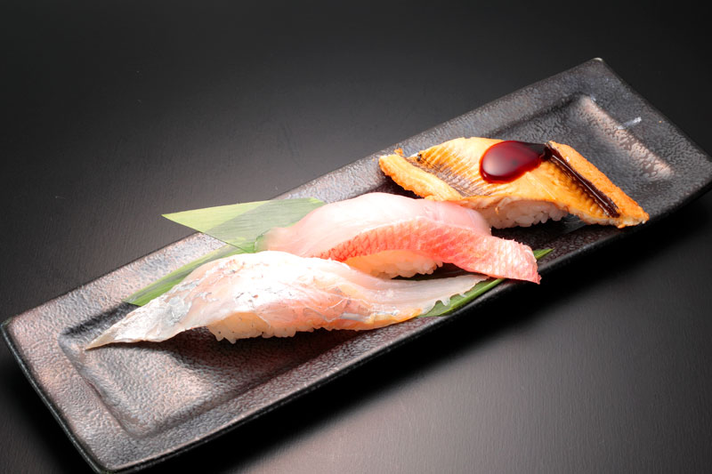 “江戸湾3貫セット”。東京湾の遠浅の海でとれる海の幸である、活〆煮穴子・金目鯛・太刀魚の3種類の握りセット。このラインナップで680円というのは嬉しい