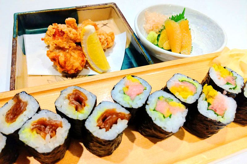 「ハイボール飲み放題の寿司屋by ITAMAE SUSHI」では通常の寿司メニューに加え、スターターセットが4種類用意されており、画像のようにかんぴょうとトロタクの細巻きが入ったセットもある