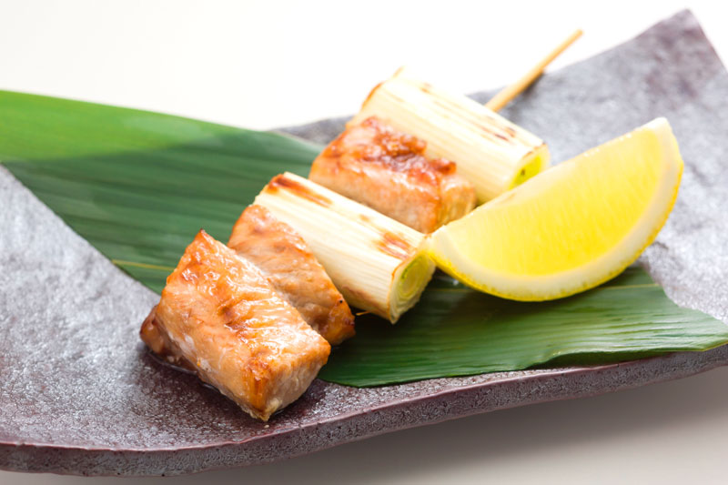 「ハイボール飲み放題の寿司屋by ITAMAE SUSHI」では“ねぎ間”は贅沢に本まぐろを使い、串焼きスタイルで提供。インバウンドには、落語のトピックと共に味わいを楽しんでもらうのもいいだろう