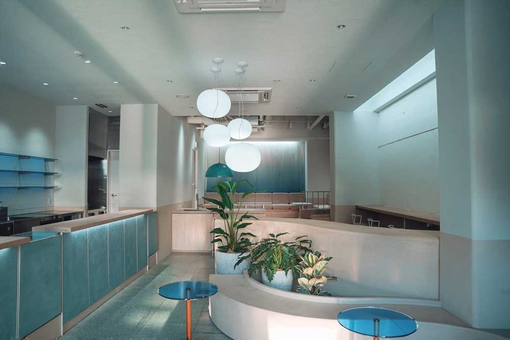 SEKAI HOTEL Takaoka　ロビー　柔らかな曲線と青が印象的なデザイン