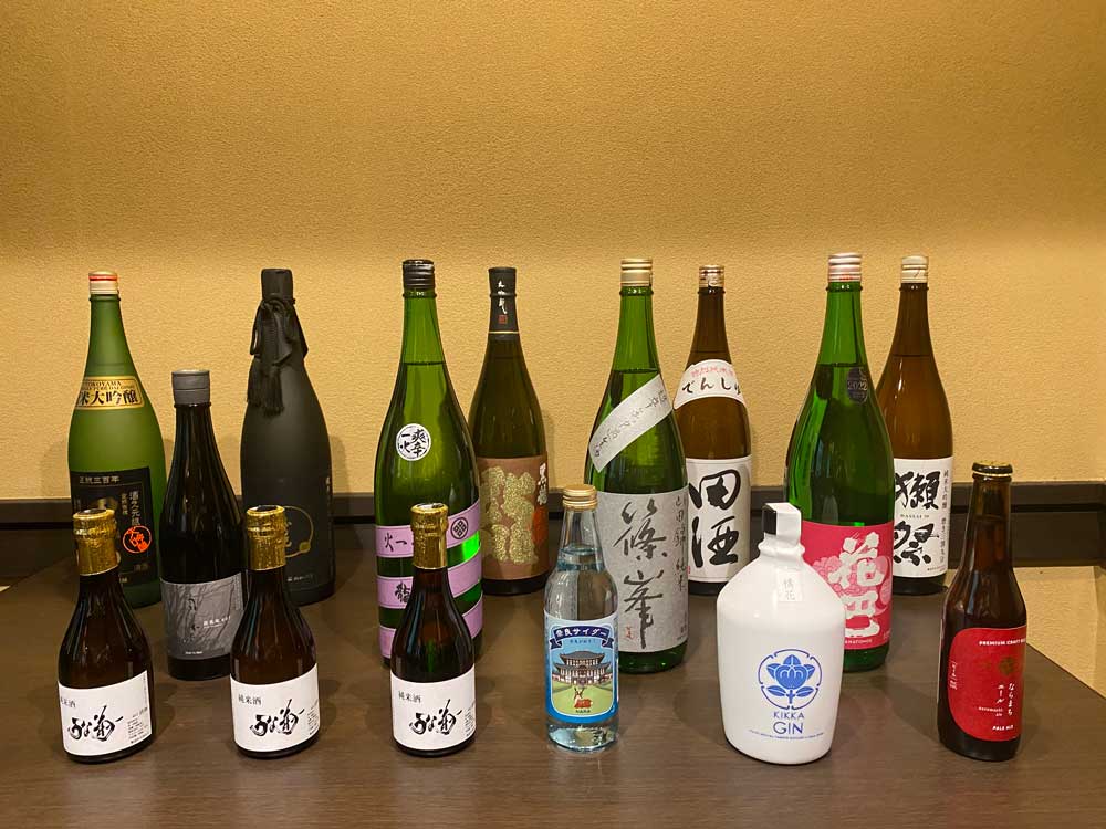 奈良産の日本酒ほかクラフトビールや地サイダーなど。奈良ゆかりのドリンクをそろえた