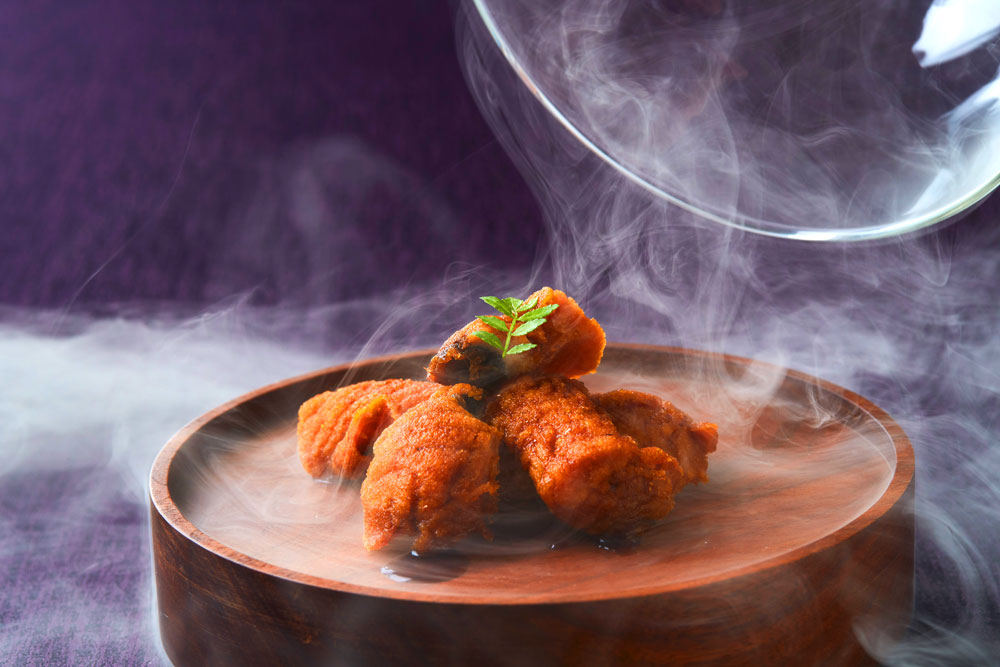 「マナガツオの燻製」。雲南省は燻製料理も有名であり、本メニューはさくらんぼの木のチップで燻製してある