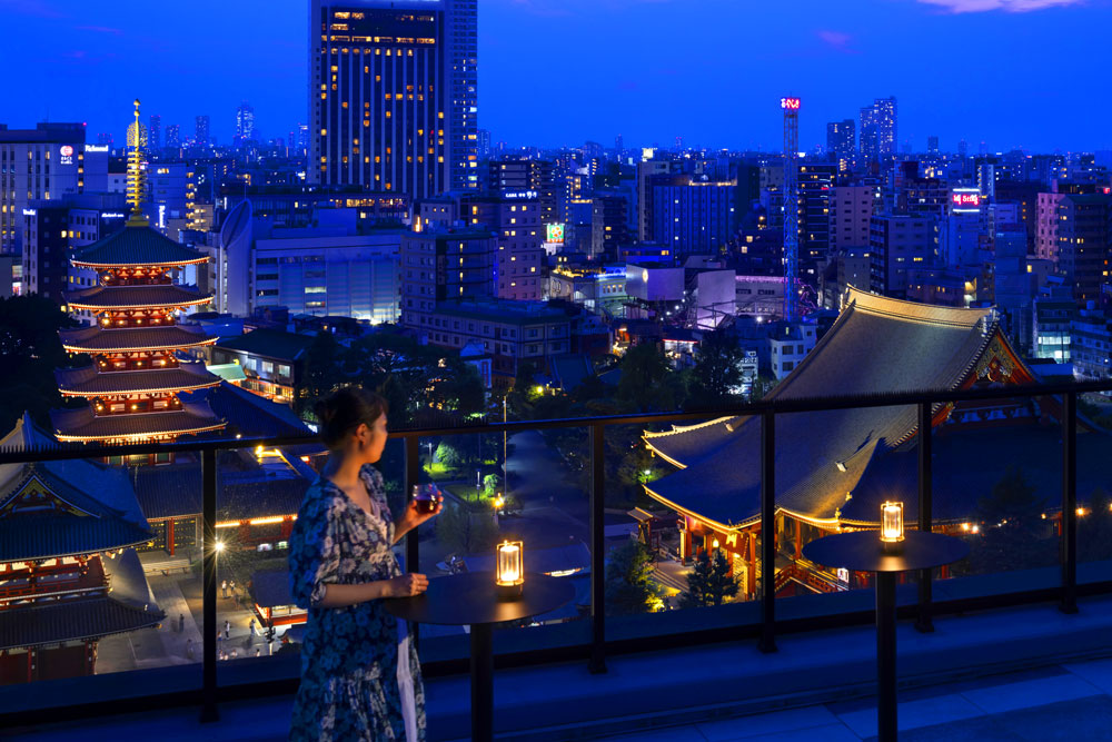 ルーフトップから観る浅草寺のライトアップ。窓からの眺めも美しいが、肉眼で観る景色は昼夜問わず、迫力がある。夜間は13階の階段下に用意されたランタンがさらに気分を盛り上げてくれる。夜景のみならず、東京スカイツリーⓇ脇にのぼる朝日も美しく、さまざまな時間に足を運んでみてもらいたい