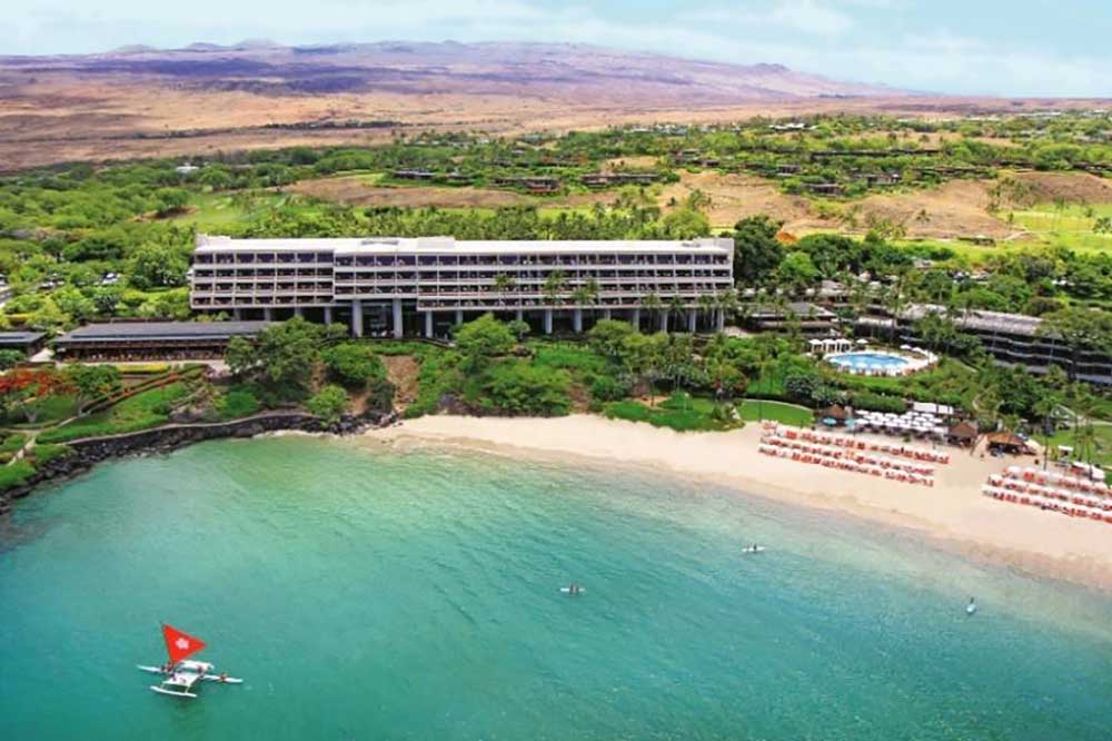 ハワイ島の山々と美しいカウナオア湾に囲まれた「マウナケアビーチホテル」