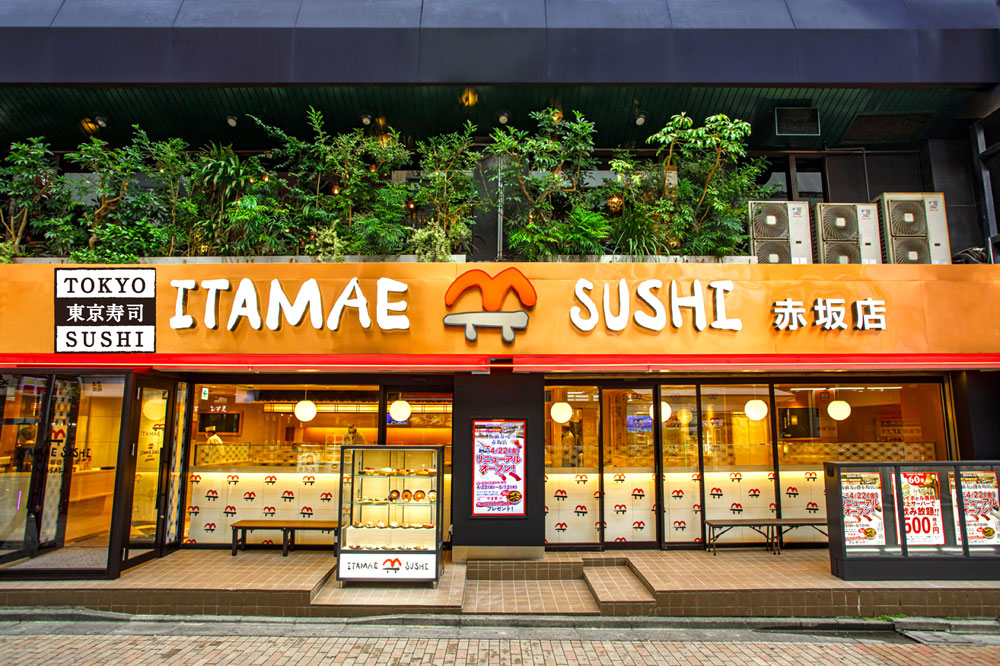 「東京寿司 ITAMAE SUSHI」赤坂店外観。店内の個室ではより江戸前寿司の味わいを楽しんでいただけるよう、職人がネタに仕事を施すようすを見ることができる動画をモニターで流している