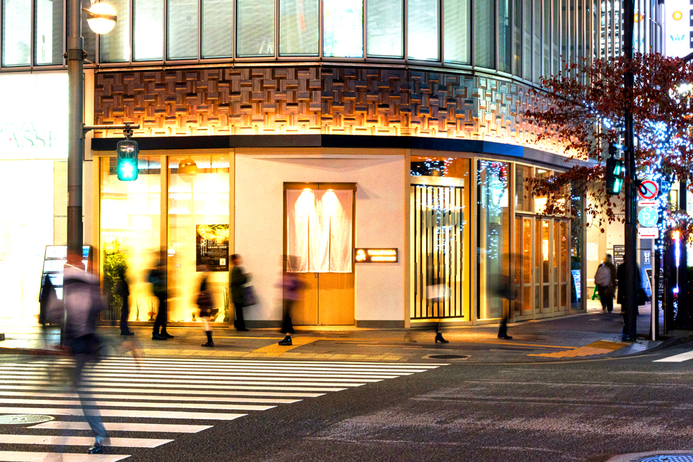 店舗外観。福岡の3店舗同様、飲食店激戦区の銀座においても華やかな存在感は健在だ