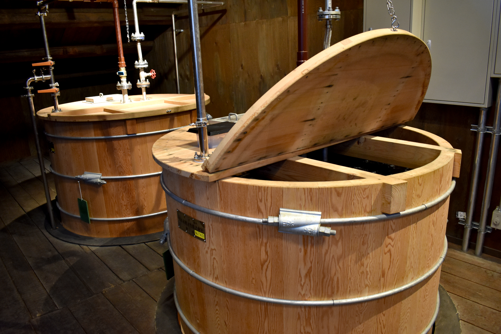 縦長で特徴的な木桶発酵槽