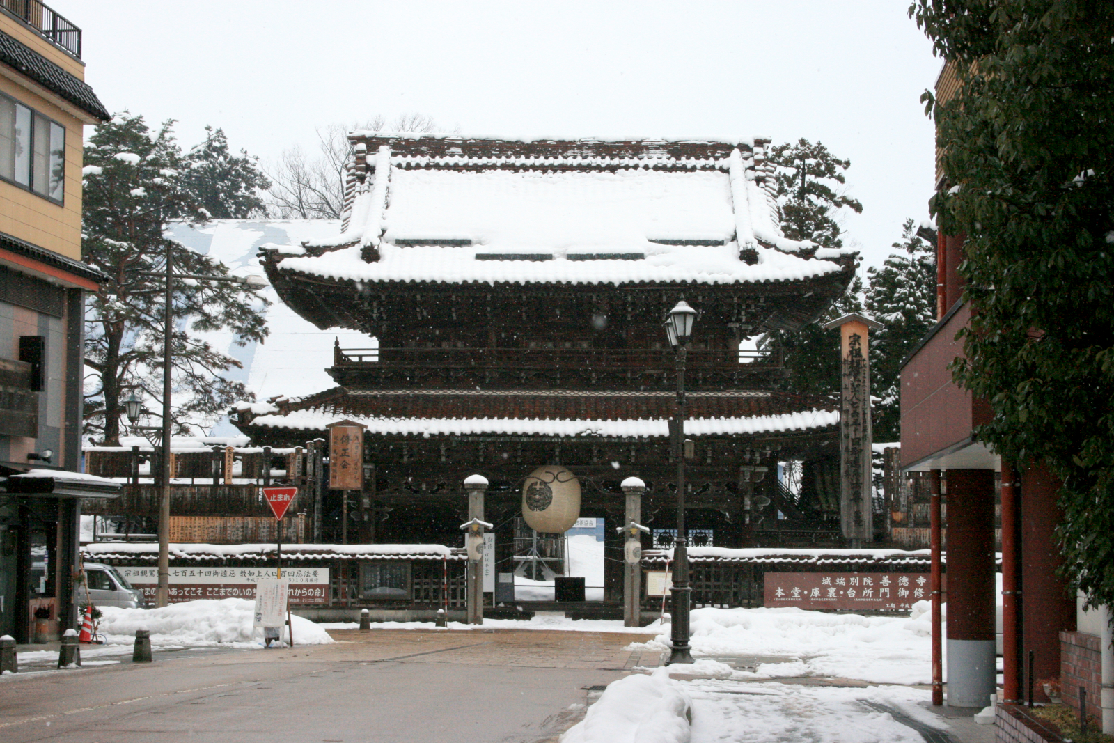 厳かな雰囲気のある城端別院善徳寺（2015年1月筆者撮影）