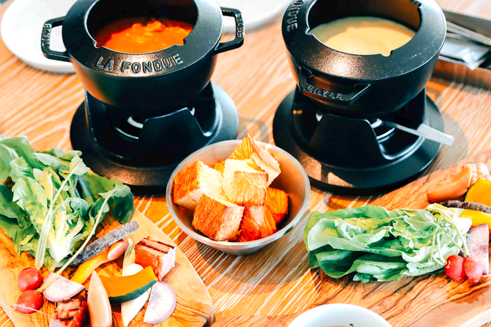 冬季は朝食でチーズフォンデュとトマトスープのフォンデュが提供されている。これらはレストランでも部屋でもお客さまの好きなスタイルで食せ、プールサイドに設えられているデッキチェアに持って行って食べることもできる