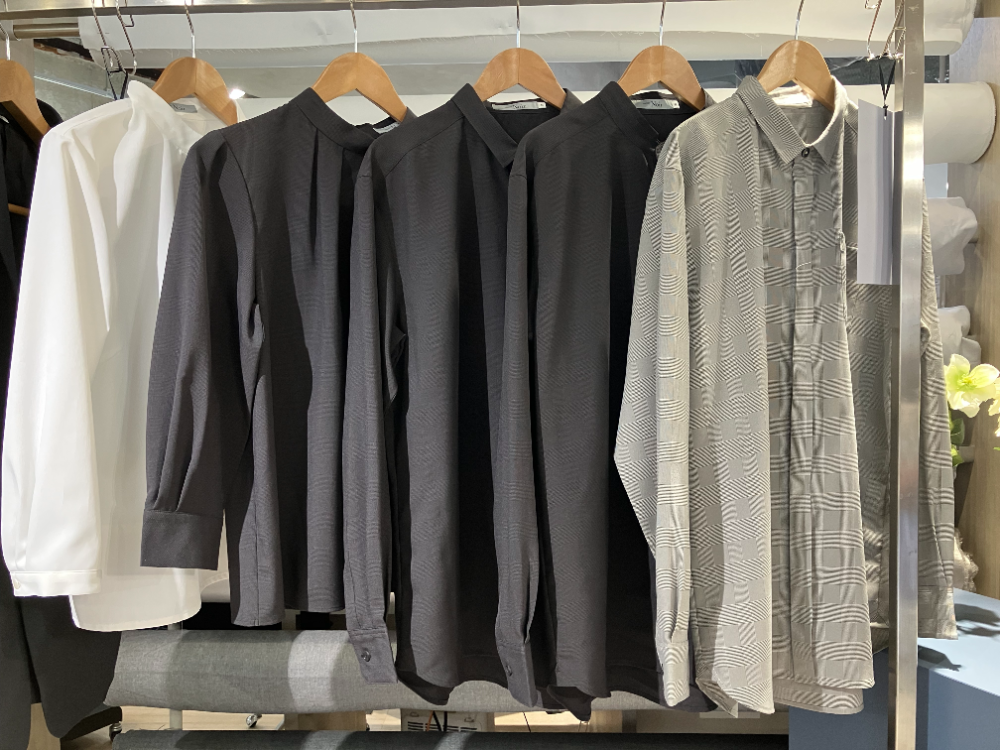 メンズシャツもアイテムを増やして展開している。男女ともに多様な選択肢の中から着用することができる
