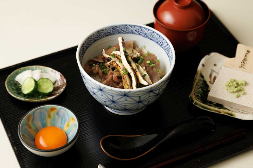 ティーラウンジ佳風:信州牛と長野県産松茸のすき焼き丼 安曇野の生わさび
