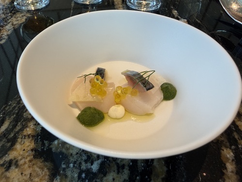 前菜 国産ホタテの軽いスモーク、ビーツとレモンのコンディメント