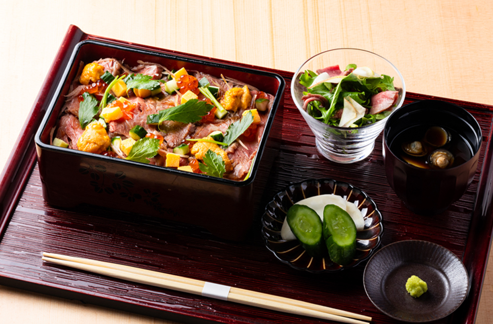 ランチメニューから‟和牛バラちらし寿司重“。雲丹やイクラと共に和牛味わう美味しさに加え、握りとはまた一味違った酢飯と和牛の組み合わせも味わい深い