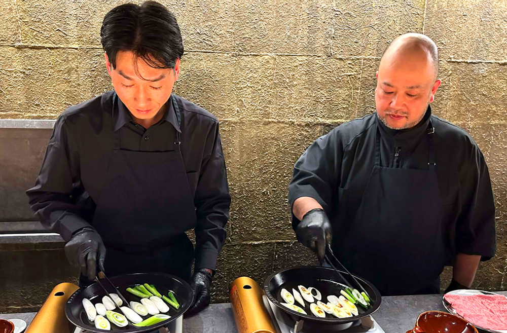 カウンター席では目の前で、テーブル席では焼き台をテーブル横に設置し、スタッフが調理する。写真は‟関東風すき焼き“を調理している様子だ。ちなみに同すき焼きで添えられる野菜は白ネギと九条ネギの2種のみで、焼きネギの香ばしい香りと共に、味の違いも楽しめる