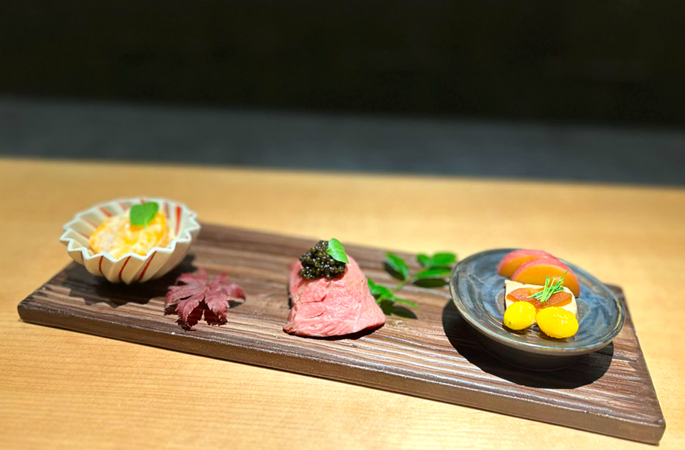 ‟前菜3種盛り合わせ”。内容は1~2か月ごとに1~2種が変わる。同店を訪れた際は、すき焼きのみならず前菜にも注目したい。それぞれオーセンティックでありながら、新たな発見のある組み合わせが提案されており、独創的な発想を感じる味わいを楽しめる