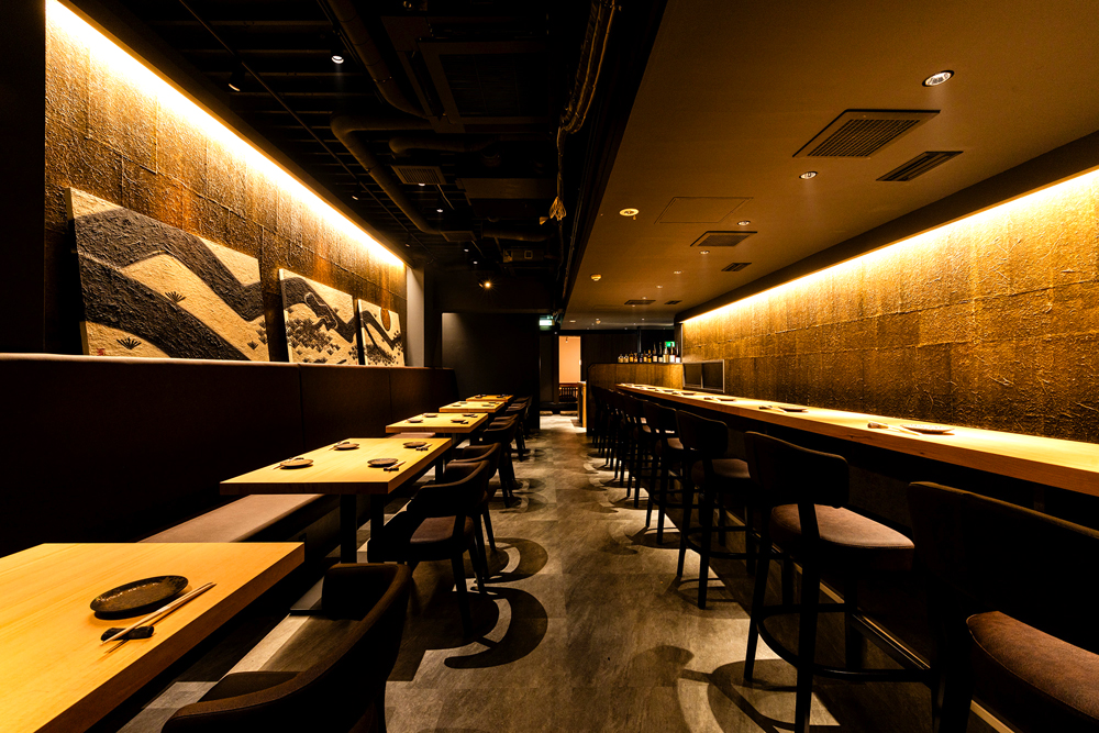 店舗内観。落ち着いた中に華やかさが光るデザインで、カウンター、テーブル、個室が揃っている。六本木の中心にありながら隠れ家感もあり、ビジネスからプライベートまで、用途に合わせて利用できるのも嬉しい点だ。店内ではお客さま用のWIFIも利用可能となっている