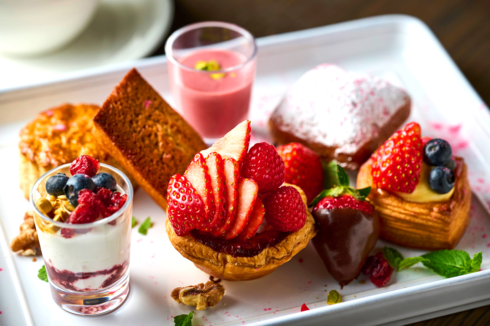 15時半から始まるカフェタイムでは、鹿沼市の「TOMO and BERRY」のとちおとめを使った季節限定のストロベリーアフタヌーンティーを楽しめ、今後は同じく栃木産のメロン、桃、シャインマスカットなどで出せたらという。その他、全粒粉ワッフルやスコーン、揚げたてベニエなども揃い、午後のひとときを優雅に過ごすことができる