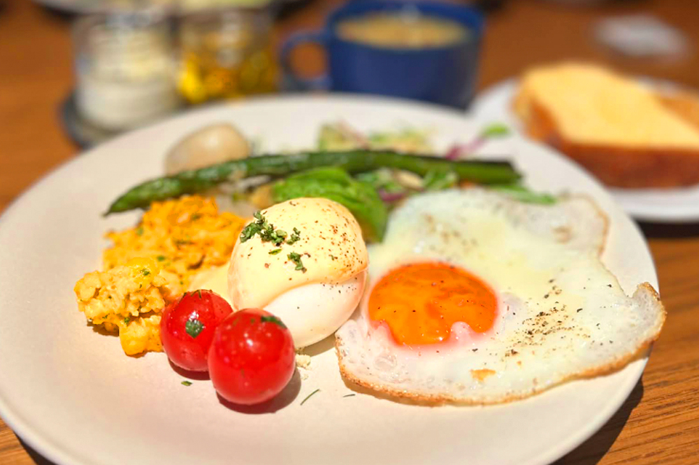 朝食は栃木県産の新鮮な野菜と、「LAZULI BAKERY」から届く焼きたてのパンが並ぶブッフェスタイル。メインには宇都宮「卵明舎」の磨宝卵を使った‟ベーコン&スクランブルエッグ“、‟ベーコン&サニーサイドアップ“、‟エッグベネディクト&アボカド“が揃い、豪華な内容となっている