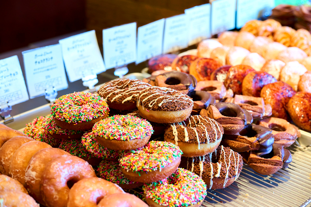 デイタイムの「LAZULI BAKERY」。次々と焼き上げられるパンやデニッシュに加え、おしゃれに並べられたドーナツなど、カフェタイムのお供にはもちろん、手土産としても人気のラインナップが揃っている