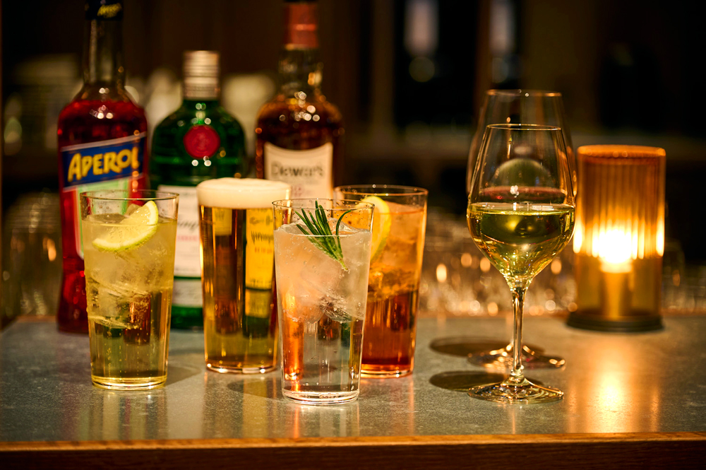 ナイトミールタイムにはバースペースとラウンジ限定で、サッポロ・黒ラベル、アペロール・ソーダ、泡・白・赤ワイン、漬け込みレモンサワー、角ハイボールが10%OFFになる‟レイトハッピーアワー“も実施。こういった遊び心と気配りが光るサービスにも、金子氏のセンスを感じる