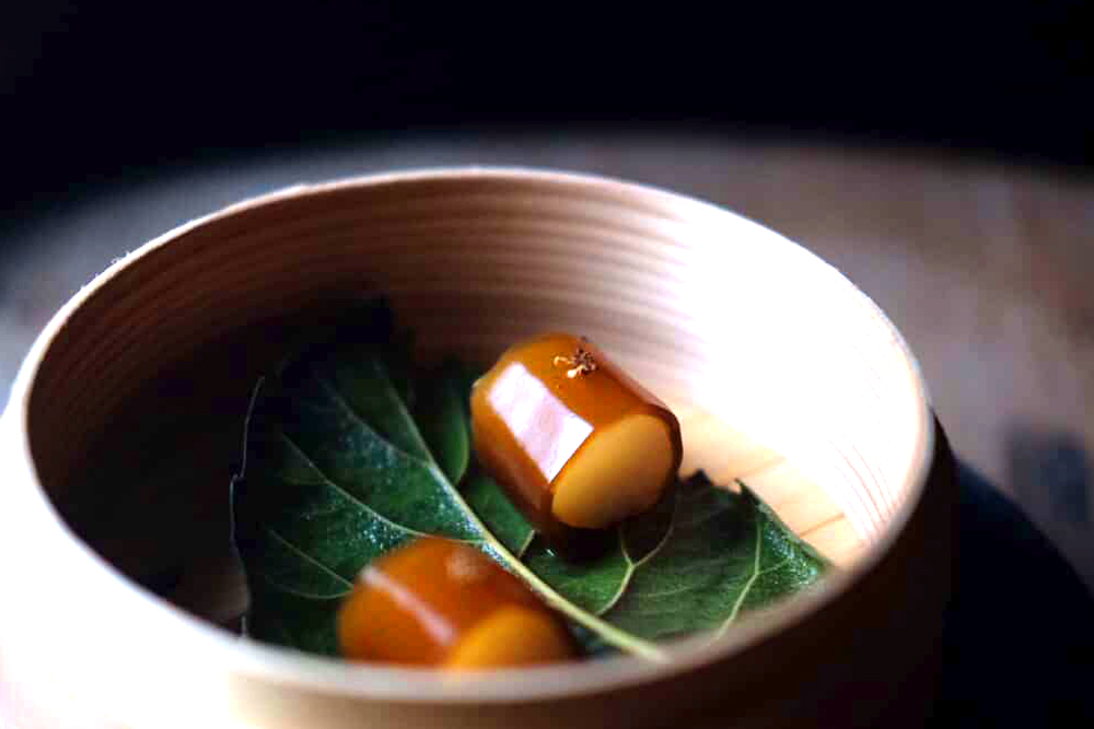 イノベーティブフレンチ「枯朽」の清原洸希シェフは、「みなくちファーム」の野菜にフォーカスした2品を提供。一品目は‟葛切りを巻いた蒸菊芋“。菊芋の上品な甘さと水分量を活かし、お茶請けのような一品に仕立てた。アクセントには、ネパール山椒のティムルを合わせている