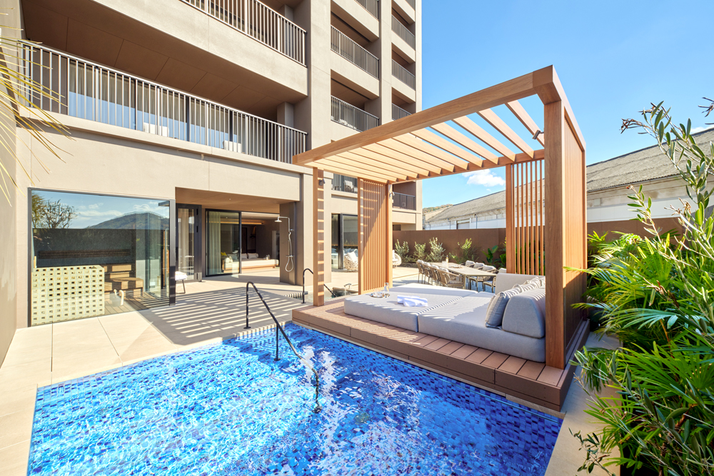 ガーデンスイートwithプランジプール外観(EAST棟)。140平方メートルの広さを誇るテラスにはプランジプールにカバナ、プライベートサウナが併設されており、8人まで利用可能。施設一階にあり、周りを壁で囲まれているため、プライベート感が高い中で滞在することができる