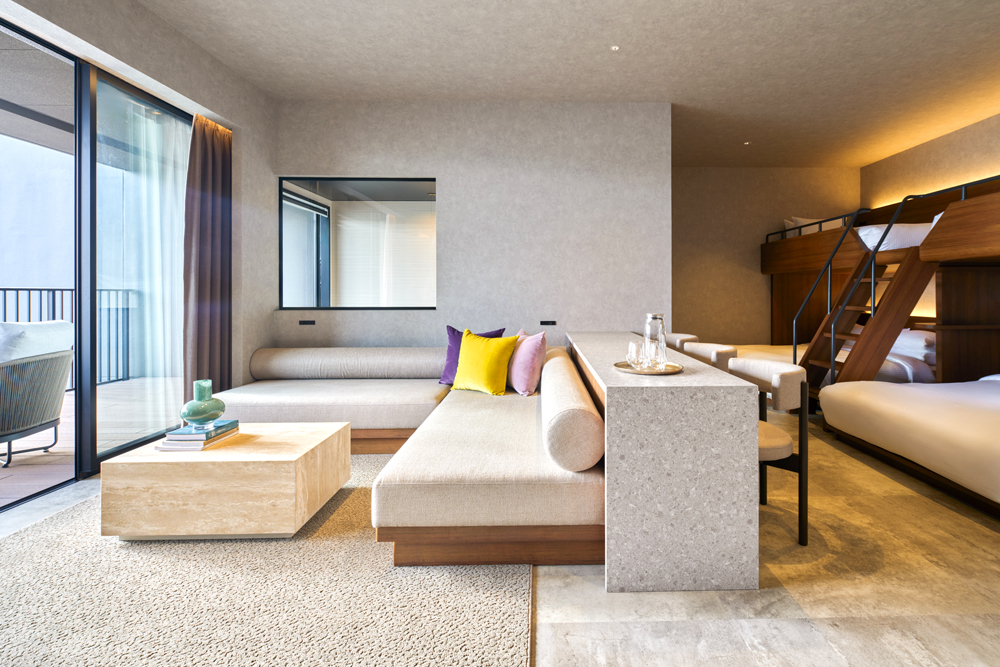 スーペリアツイン内観(EAST棟)。その他、ツインやツインテラスなど、ツインタイプの部屋には、”seven by seven”、”fav”ブランドなど、 fav hospitality group㈱の客室でおなじみの2段ベッドが設置され、グループでの滞在に楽しい仕様になっている