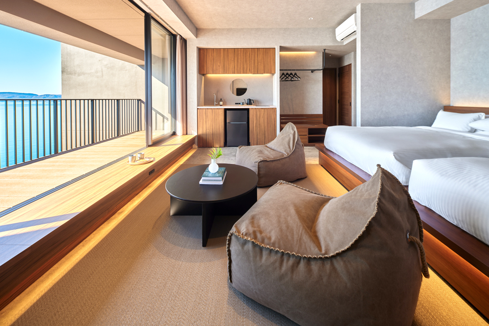 ジャパニーズモダン内観(EAST棟)。”seven by seven”が和室を解釈すると、こう再編集されるのかとそのセンスが嬉しくなるネオ和室。インバウンドのお客さまも多い同ブランドならではのおもてなしだ